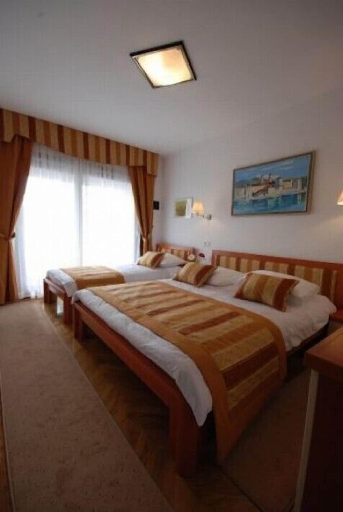 Hotel Trogirski Dvori エクステリア 写真