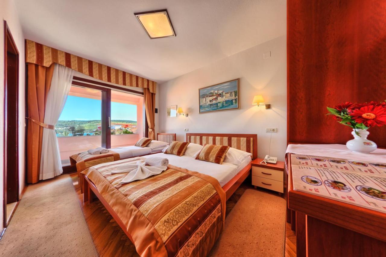 Hotel Trogirski Dvori エクステリア 写真